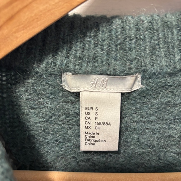 H&M women’s S sweater - Picture 2 of 3